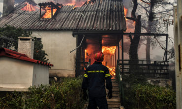 Suman 74 los muertos causados por los devastadores incendios en Grecia