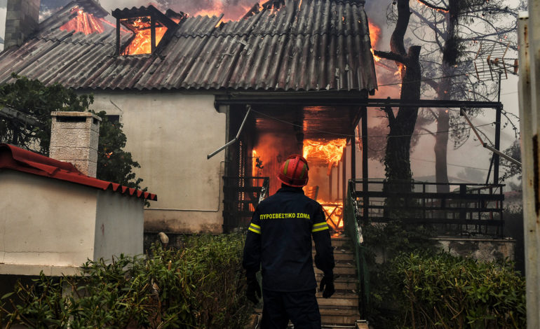 Suman 74 los muertos causados por los devastadores incendios en Grecia