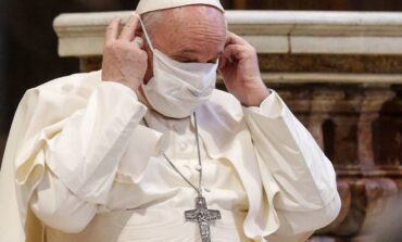 El papa Francisco recortó los salarios del personal del Vaticano