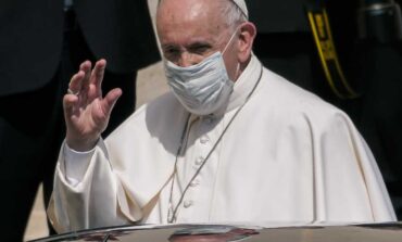 Tras la operación, el Papa Francisco se recupera