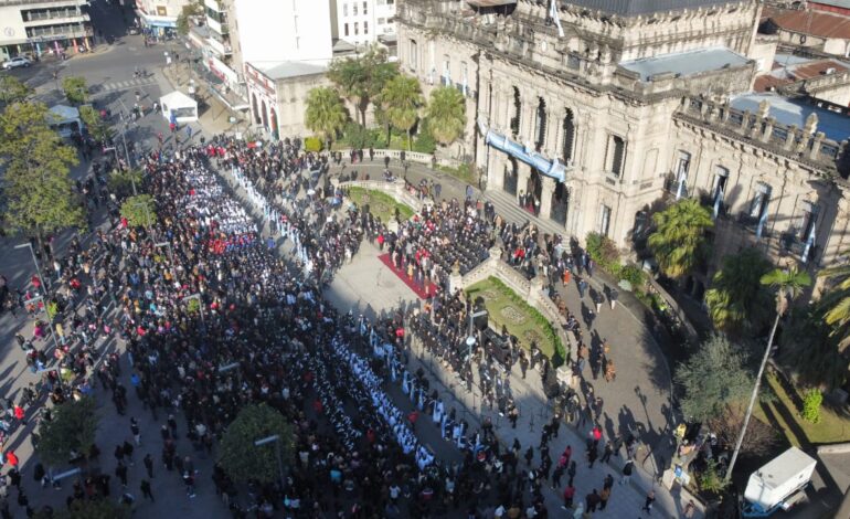 El Gobernador encabezó la promesa a la Bandera de alumnos tucumanos