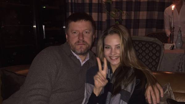 Yevgeny-Kafelnikov-junto-Alesya-Twitter_CLAIMA20160328_0022_28